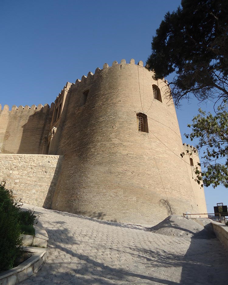 قلعه فلک‌الافلاک؛ حافظ میراث لرستان